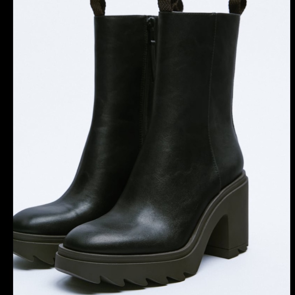 Brand new! Zara Rubberized heeled ankle boots 👢